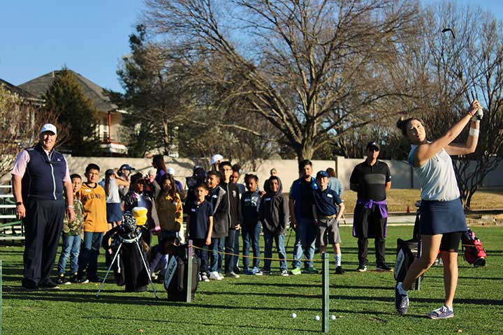 Wesleyan golfers help LPGA legend at golf clinic